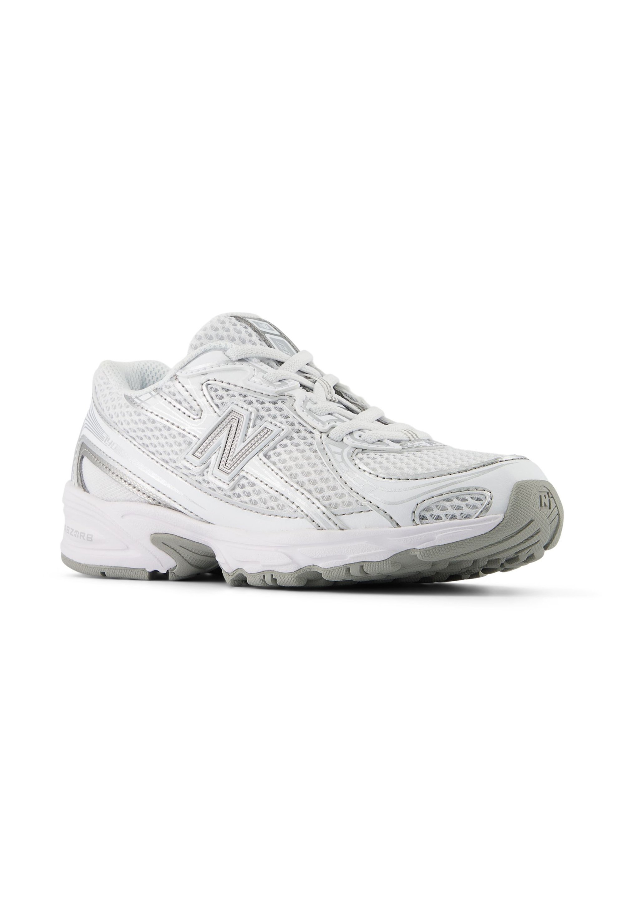 Zapatilla deportiva blanca de malla con acentos plateados, punta redondeada, suela texturizada y grueso acolchado en el collar y la lengua.