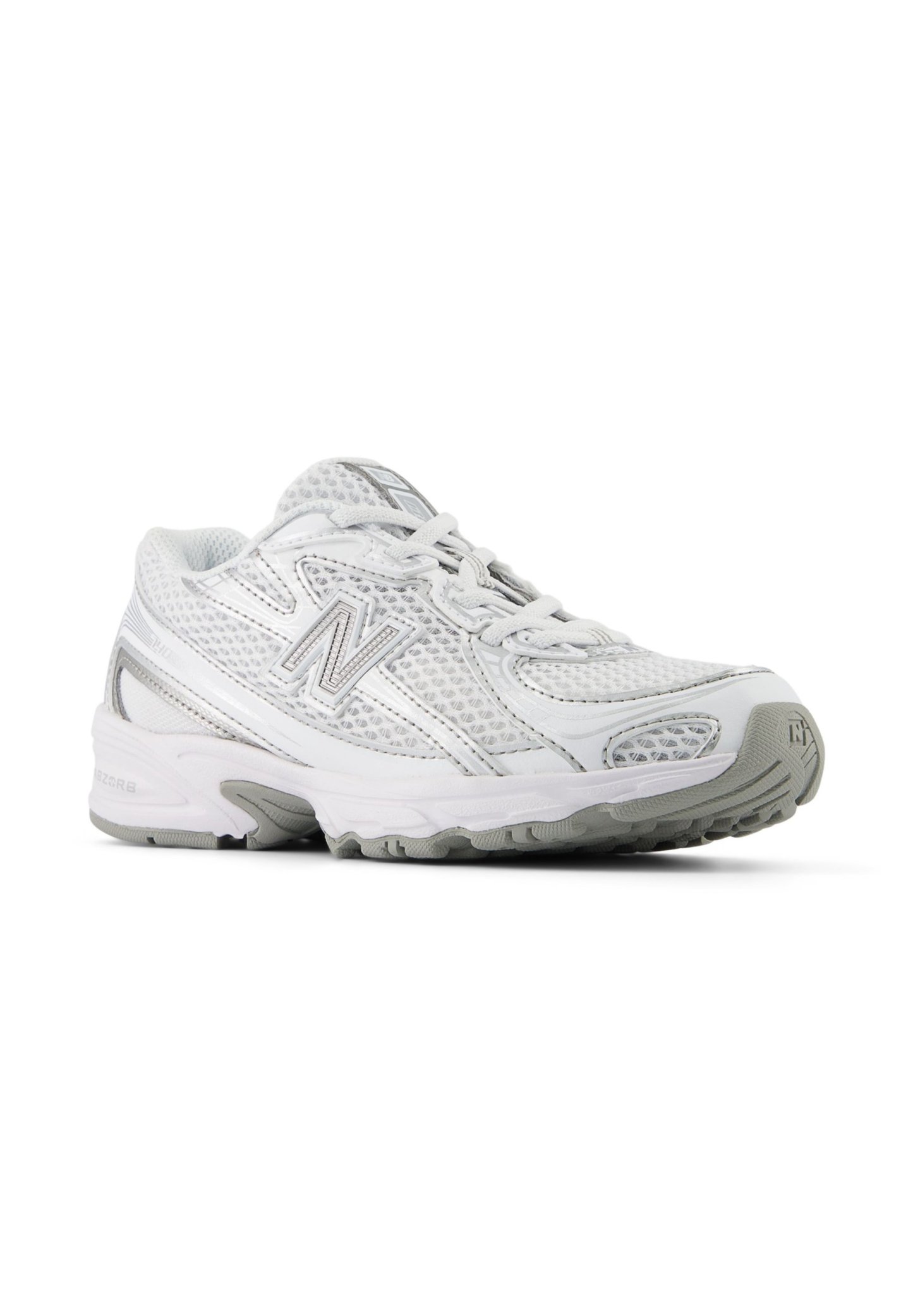 Zapatilla deportiva blanca de malla con acentos plateados, punta redondeada, suela texturizada y grueso acolchado en el collar y la lengua.