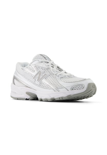 Zapatilla deportiva blanca de malla con acentos plateados, punta redondeada, suela texturizada y grueso acolchado en el collar y la lengua.