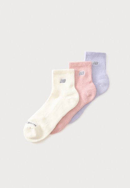 Tres pares de calcetines acanalados hasta media pantorrilla en crema, rosa y lila claro, cada uno con un pequeño logo cerca del puño.