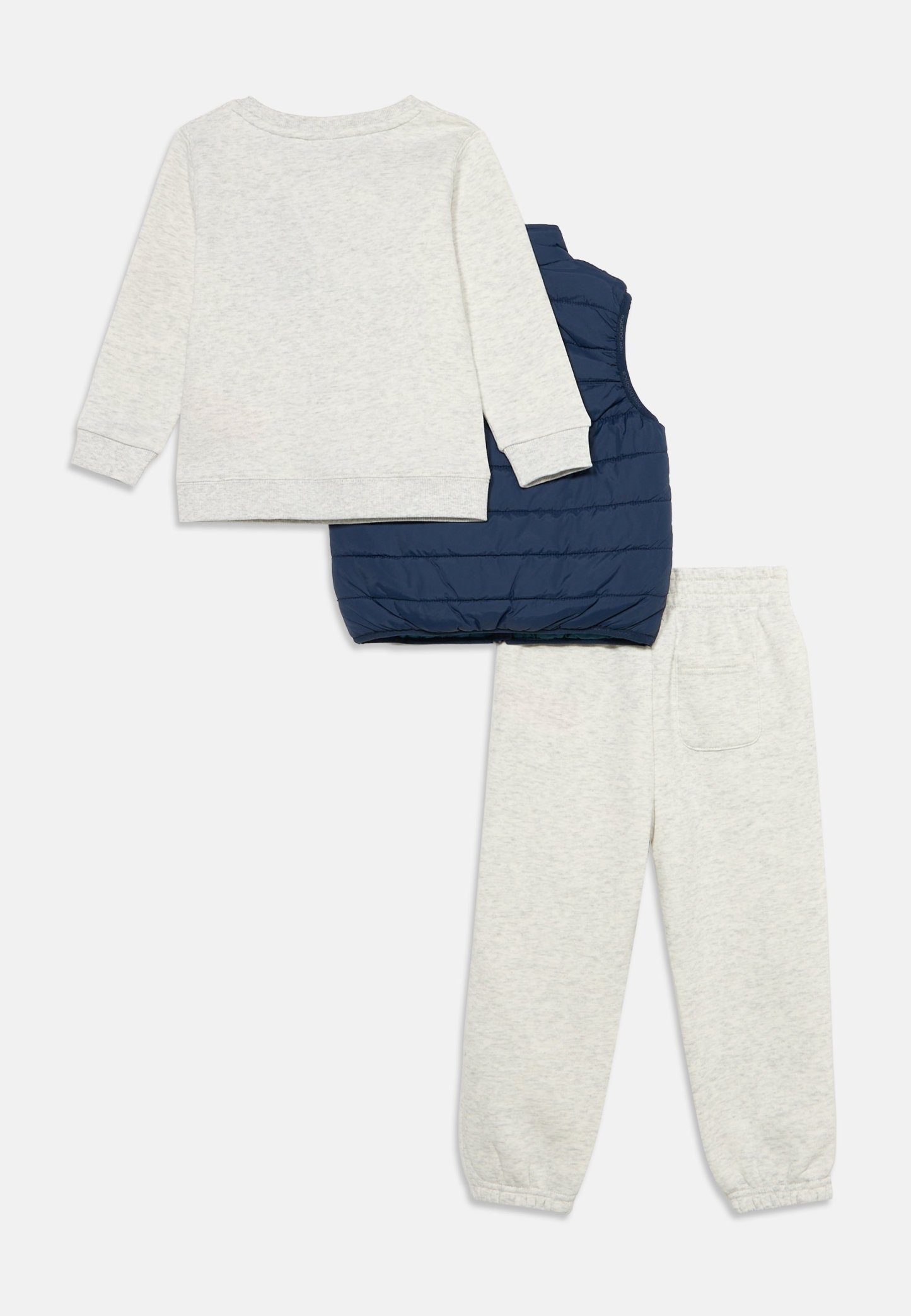 Conjunto de camisa de manga larga y pantalones gris claro con puños elásticos, combinado con un chaleco acolchado sin mangas azul marino.