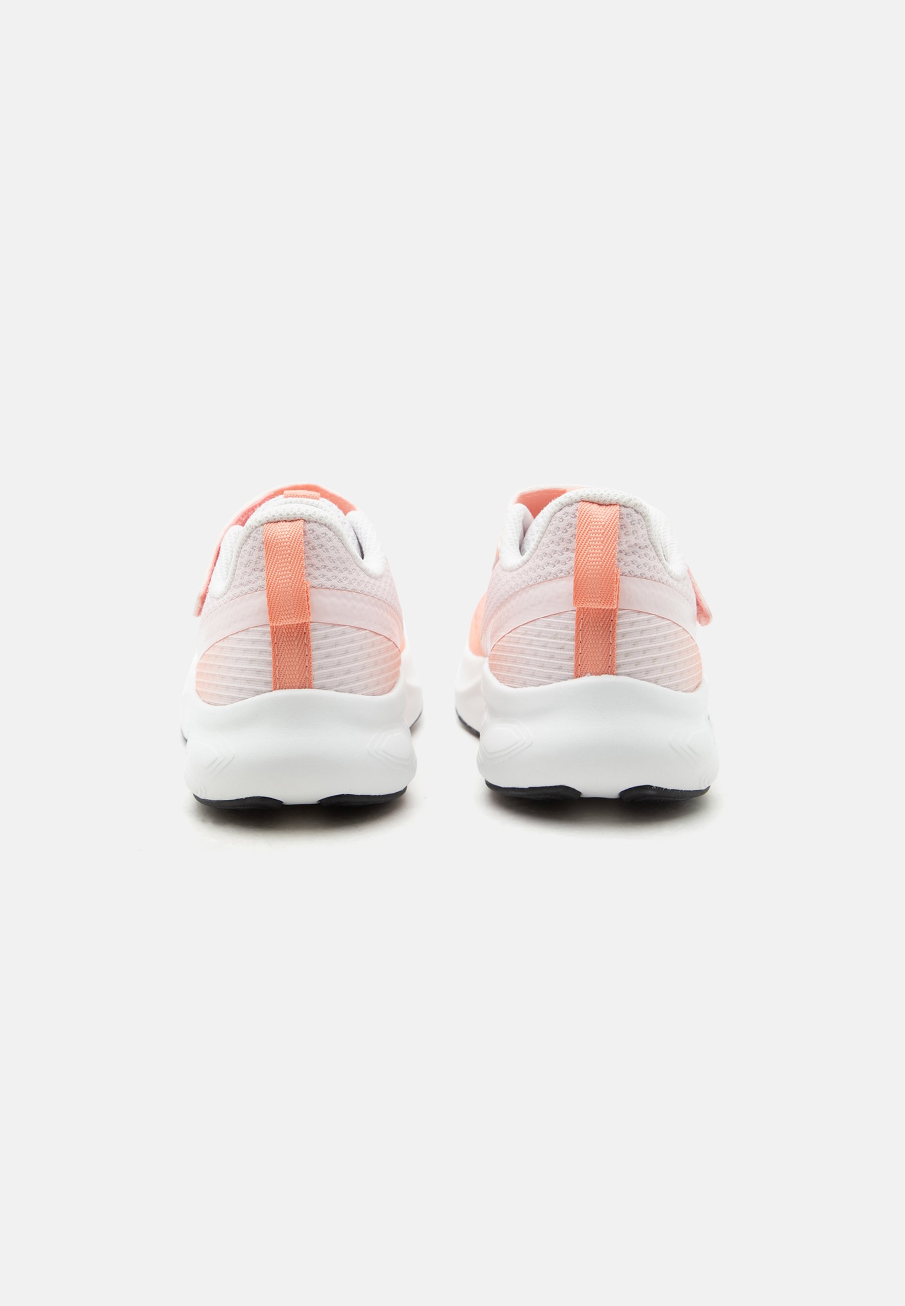 Par de zapatos deportivos en coral y blanco vistos desde atrás, con tejido texturizado, lengüetas para tirar y suelas blancas gruesas con suelas negras.