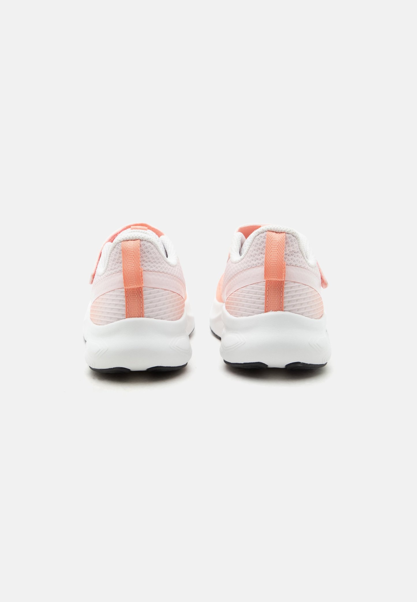 Par de zapatos deportivos en coral y blanco vistos desde atrás, con tejido texturizado, lengüetas para tirar y suelas blancas gruesas con suelas negras.