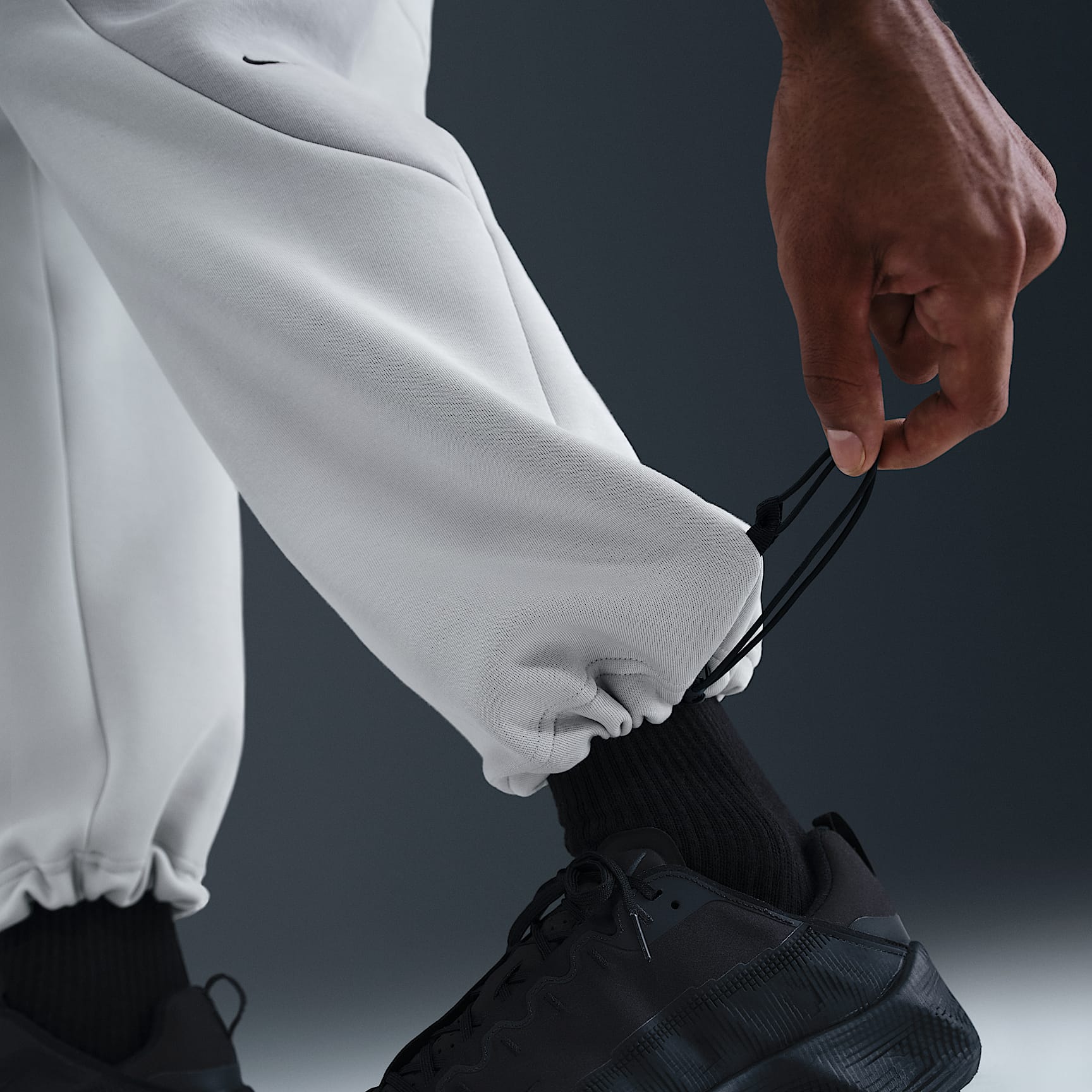 Nike Tech - Nike Tech Fleece-Hose mit offenem Saum und Farbblock-Design (Herren)