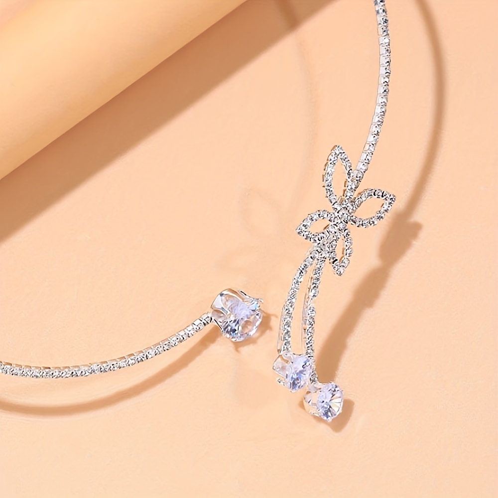 Delicati glitter regolabili in argento con diamanti artificiali Girocollo rotondo in cristallo Collana a catena a forma di farfalla Accessori di gioielli eleganti Regali per uomini e donne