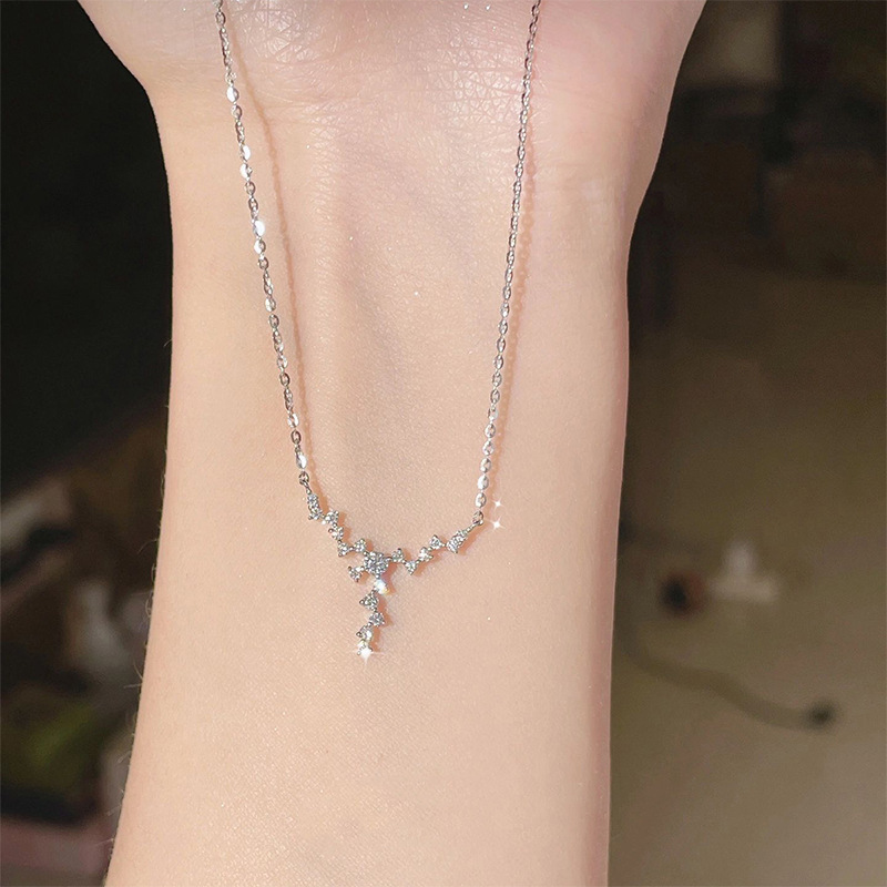 Colier galaxie strălucitor Colier de lux cu stea cu diamante ușoare Lant pentru claviculă în stil simplu pentru femei Accesorii de modă