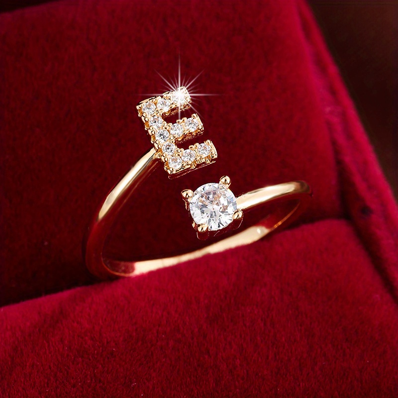 Inel înconjurat cu litere elegant, cu zirconi strălucitori