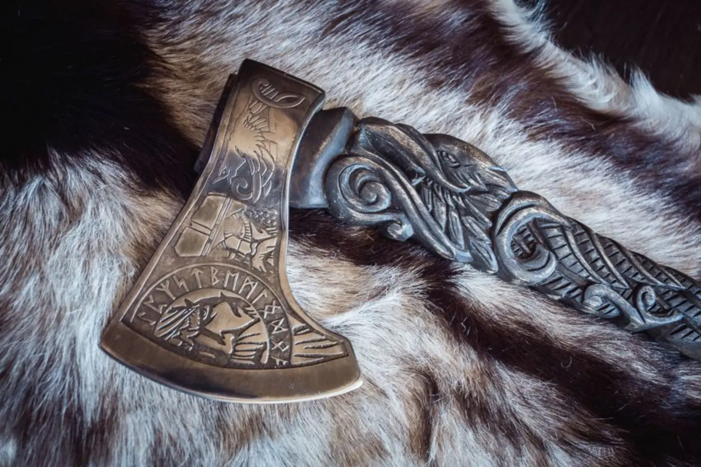 50% ZĽAVA - Severská rytá uhlíková oceľ Viking Raven. Najlepší spoločník pre outdoorových nadšencov