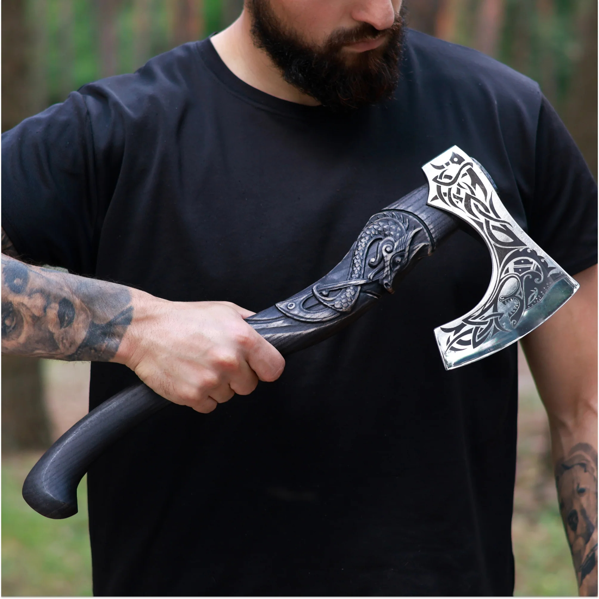 🪓Ručne kovaná vikingská sekera s vyrezávanou rukoväťou (darčeková krabička so stojanom)