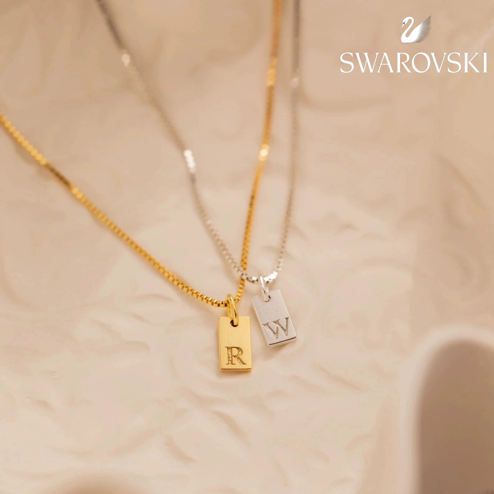 Swarovski Τετράγωνο μενταγιόν σε αλυσίδα με 26 γράμματα