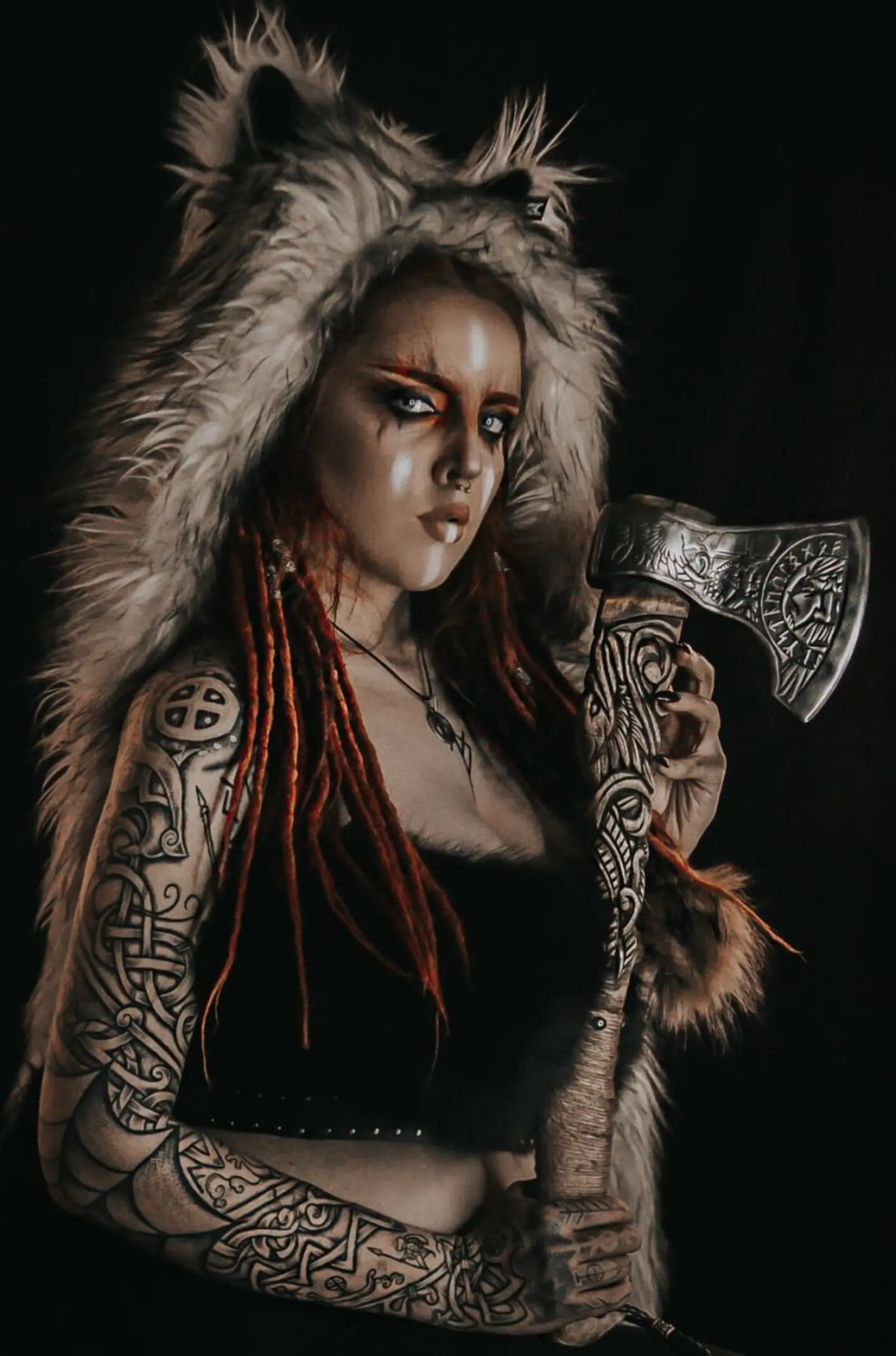 50% ZĽAVA - Severská rytá uhlíková oceľ Viking Raven. Najlepší spoločník pre outdoorových nadšencov