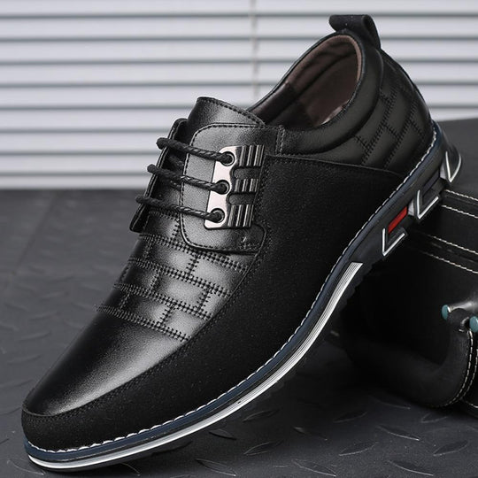 Handgefertigte Lederschuhe, klassische italienische Mode, 2023