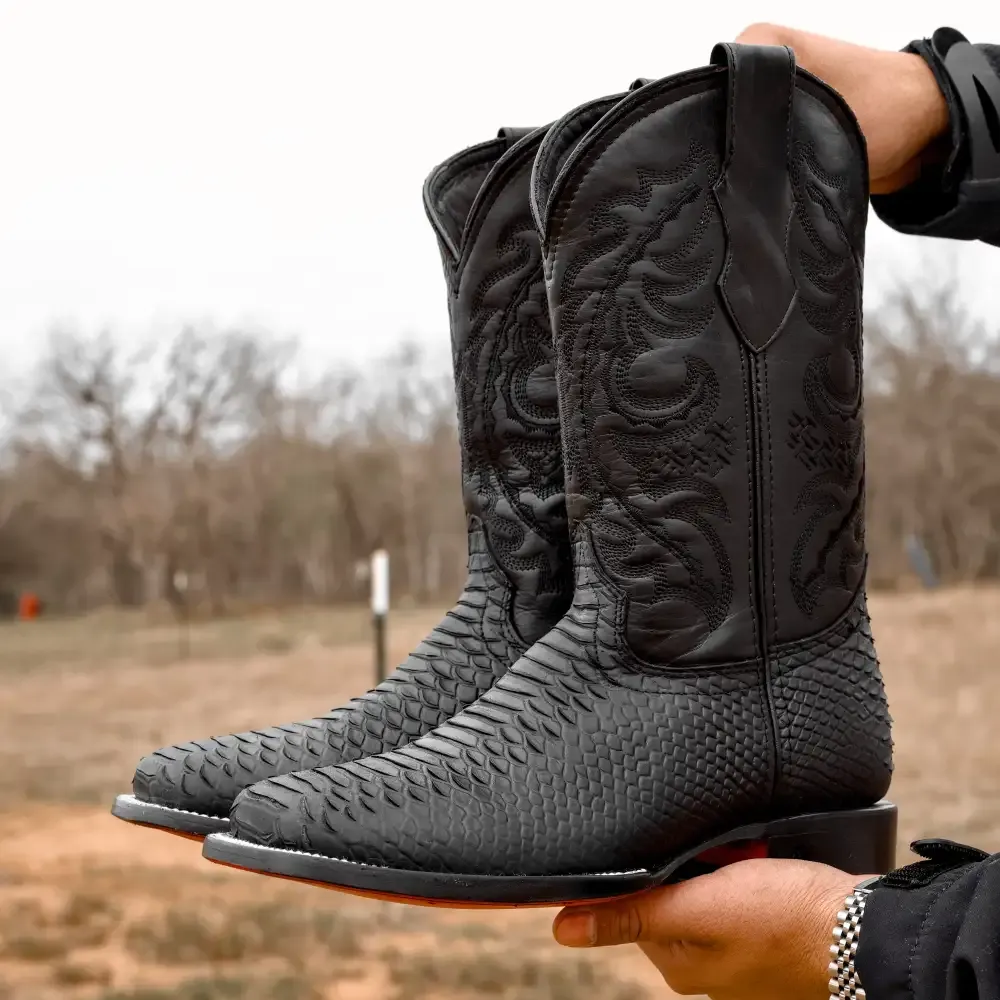 Matné černé boty z pythonovy kůže - hranatá špička