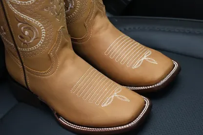 Pánské kožené boty v barvě medu s hranatou špičkou