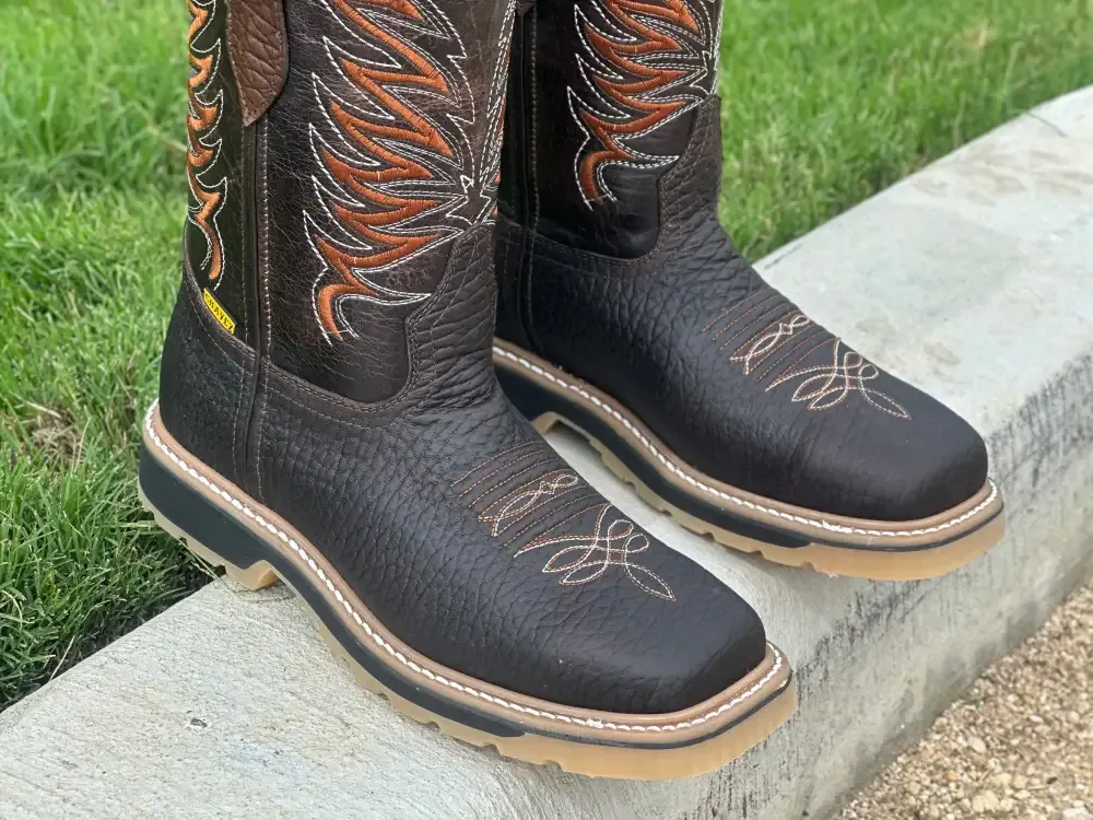 Pánské tmavě hnědé kožené pracovní boty s výstřihem do V - bez ocelové špičky