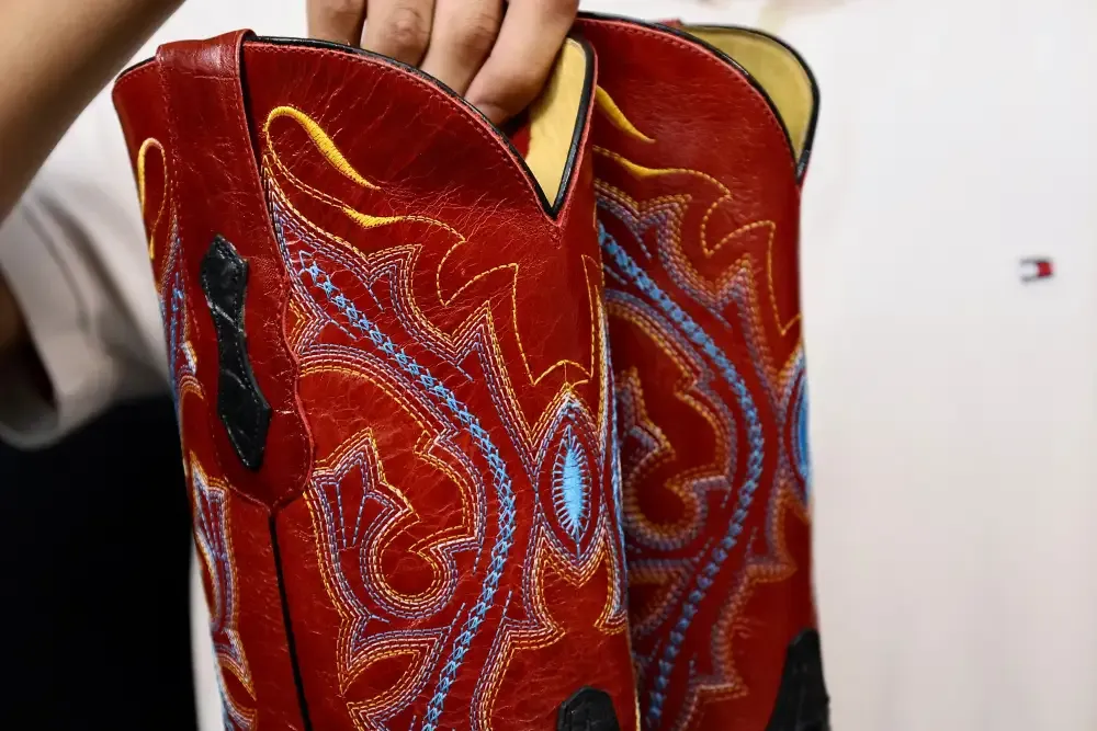 Pánské černé kožené boty Anaconda s červenou rukojetí