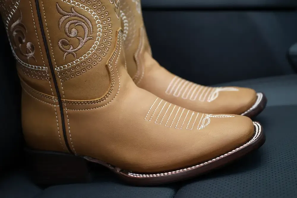 Pánské kožené boty v barvě medu s hranatou špičkou