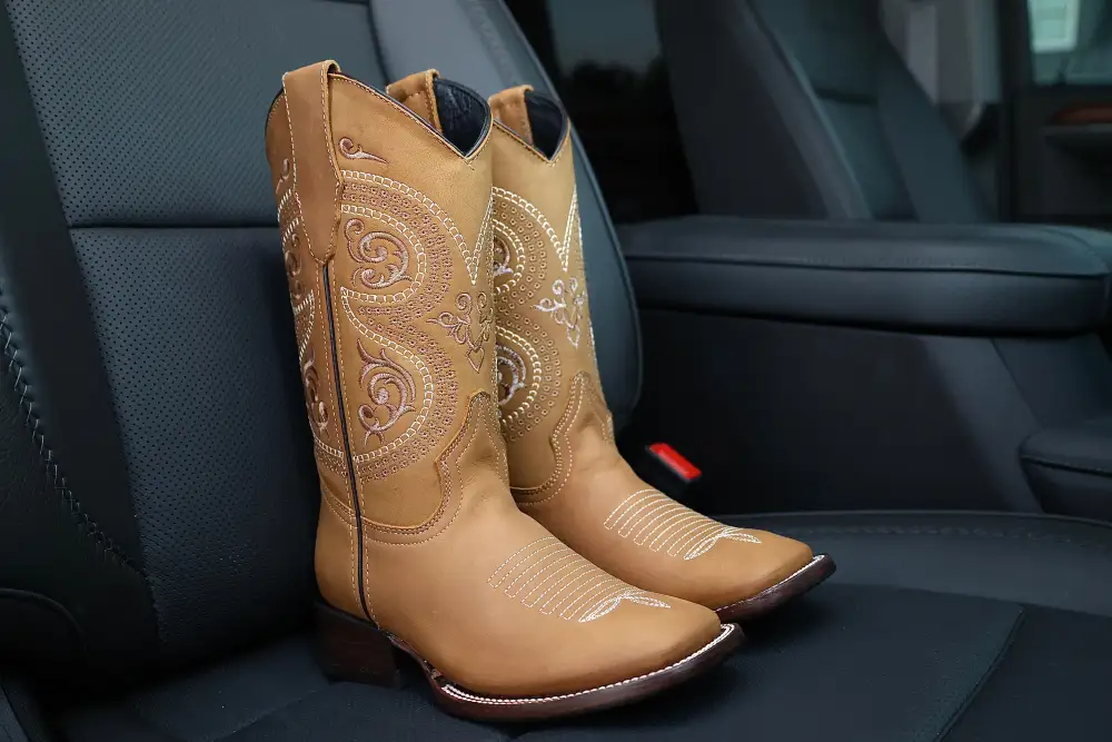 Pánské kožené boty v barvě medu s hranatou špičkou