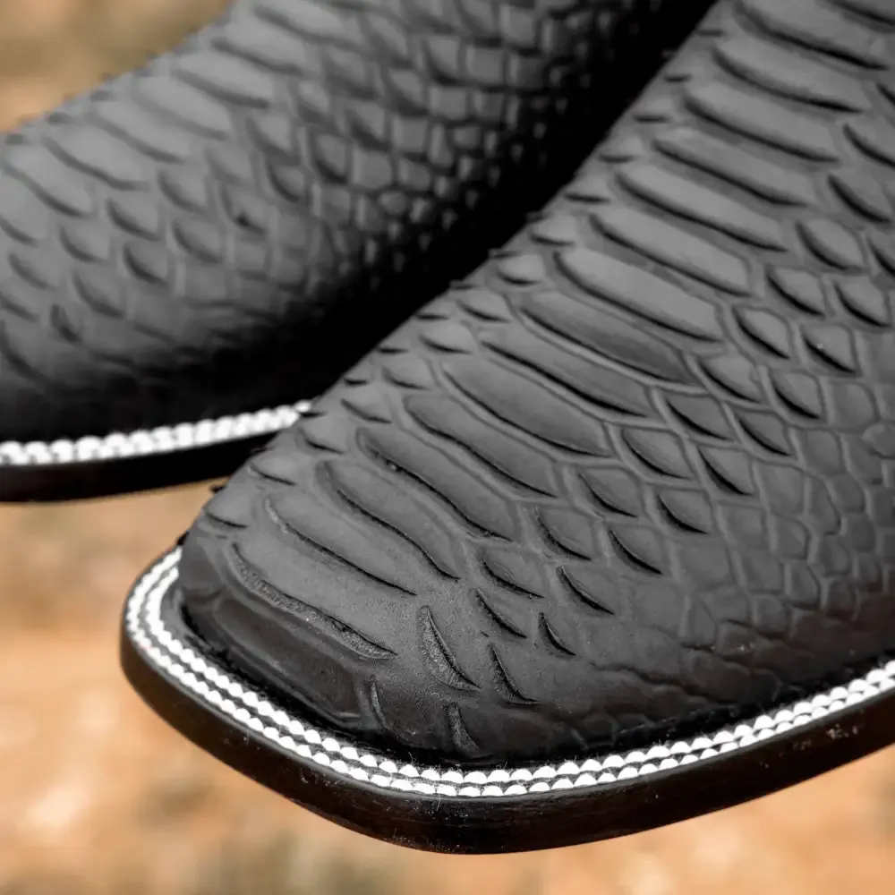 Matné černé boty z pythonovy kůže - hranatá špička