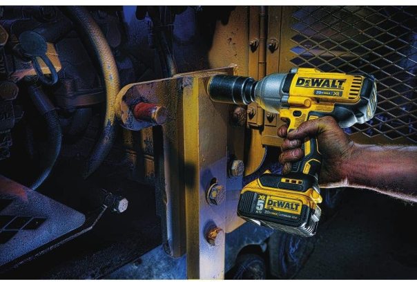 Zestaw akumulatorowych kluczy udarowych DEWALT 20V MAX XR z kowadłem pozycjonującym, 1/2" (DCF899P2)