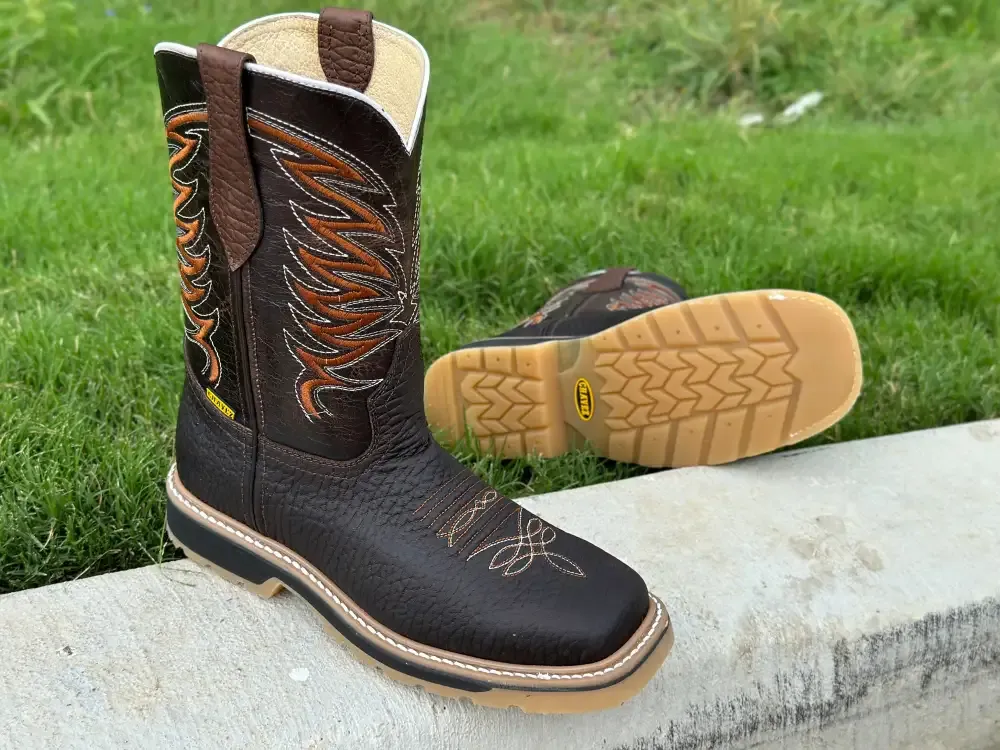 Pánské tmavě hnědé kožené pracovní boty s výstřihem do V - bez ocelové špičky