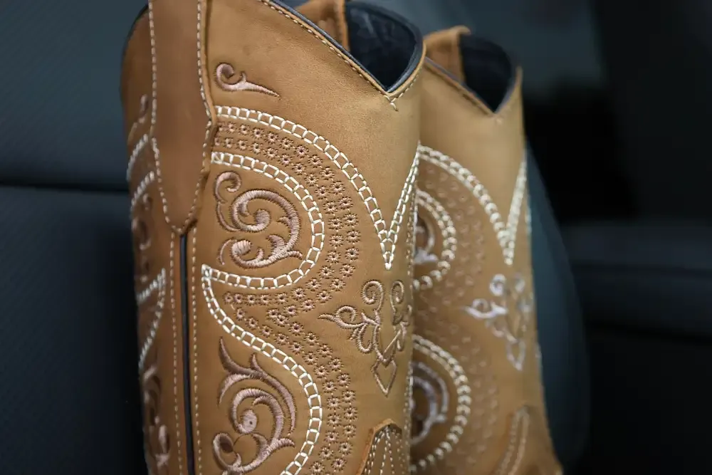 Pánské kožené boty v barvě medu s hranatou špičkou