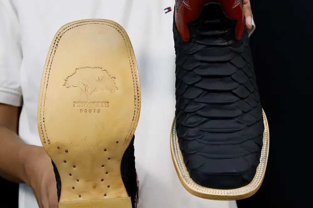 Pánské černé kožené boty Anaconda s červenou rukojetí