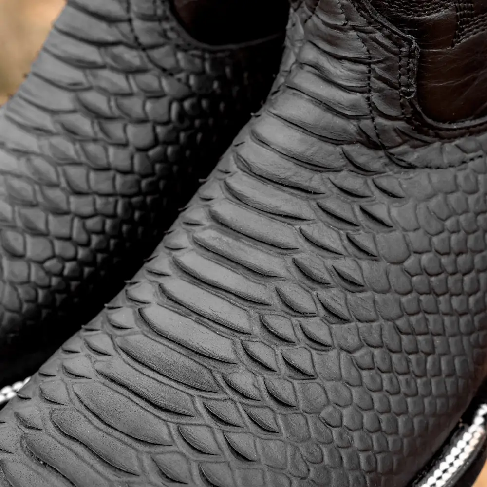 Matné černé boty z pythonovy kůže - hranatá špička