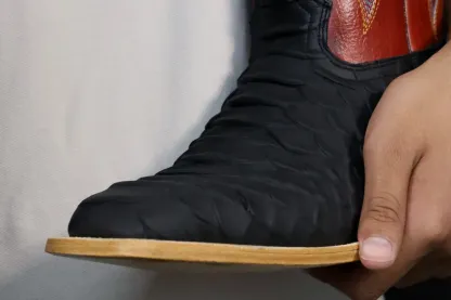 Pánské černé kožené boty Anaconda s červenou rukojetí