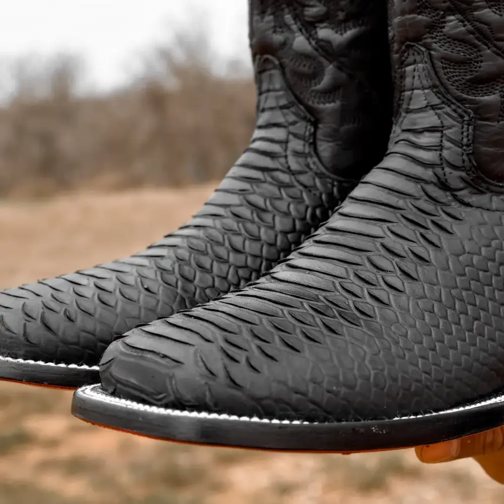 Matné černé boty z pythonovy kůže - hranatá špička