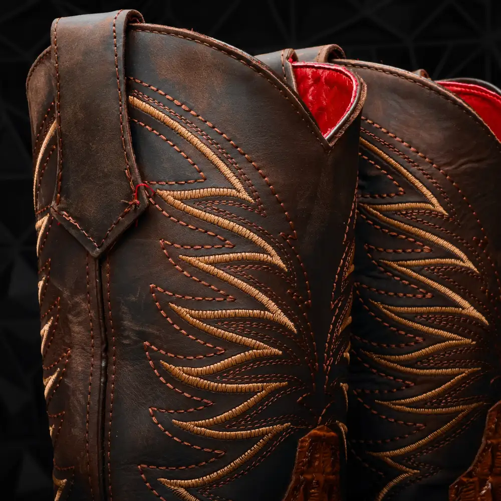 Kožené boty Caiman Hornback v barvě koňaku s lehkou 3D podrážkou a kompozitní špičkou