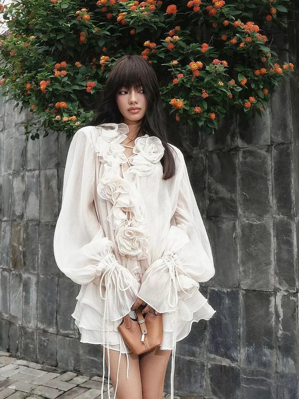 Rochie tridimensională cu mânecă balon decupată cu piept de flori - C303