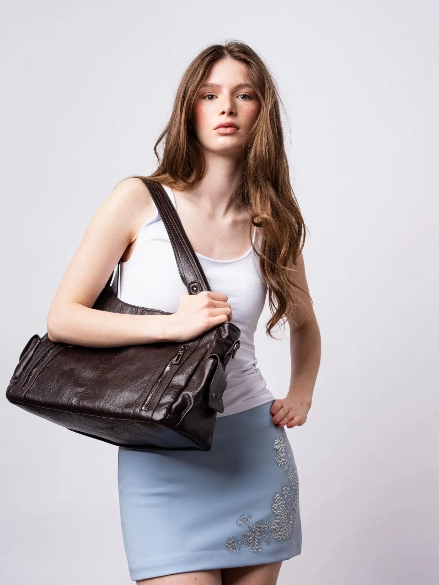 Extra-large capacity vintage-style shoulder bag