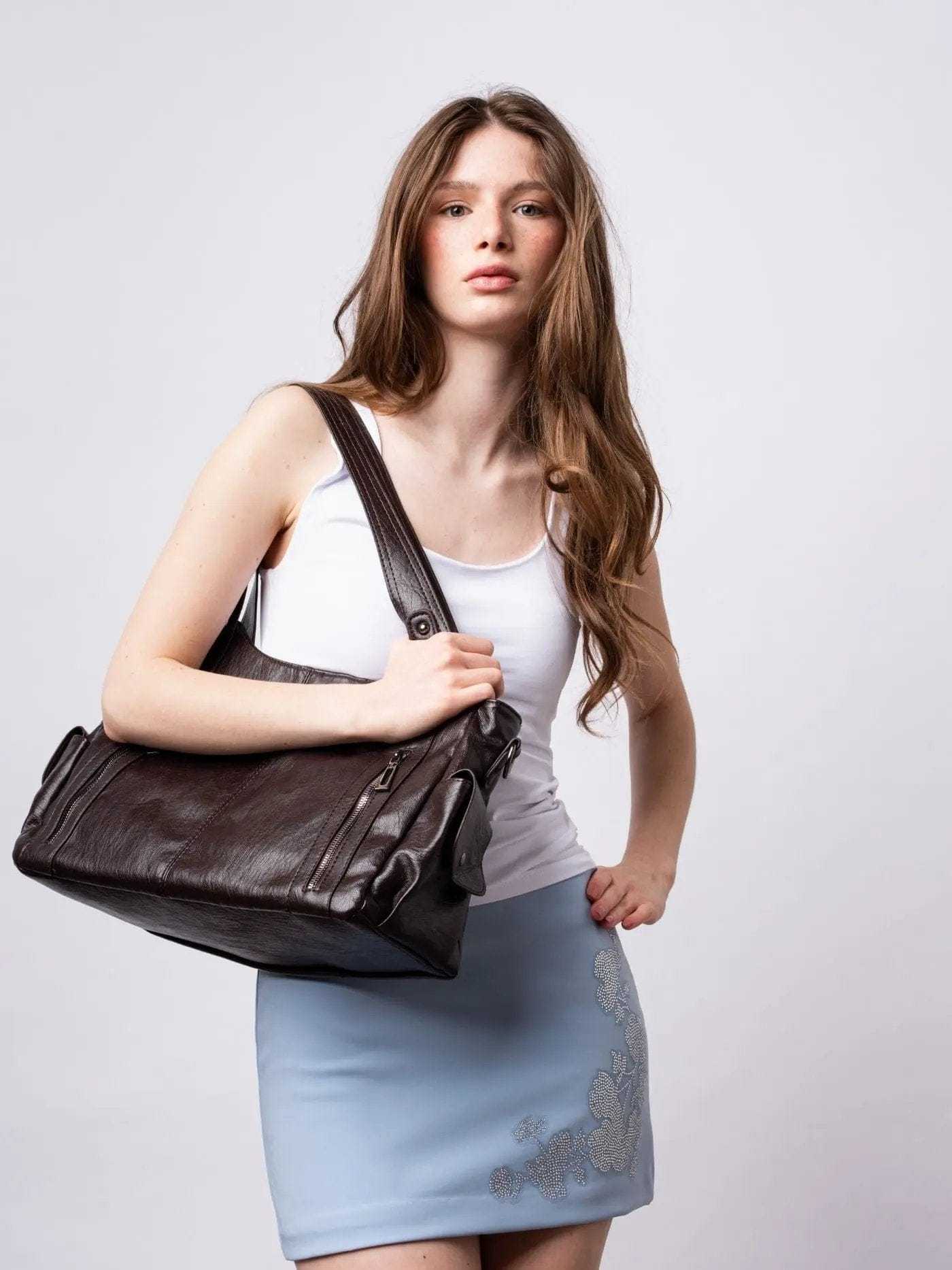 Extra-large capacity vintage-style shoulder bag