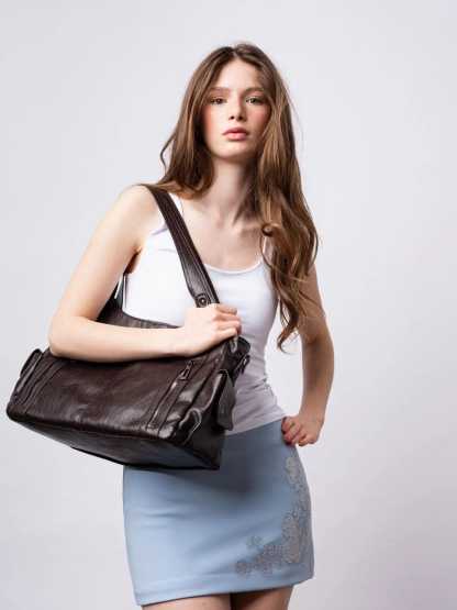 Extra-large capacity vintage-style shoulder bag