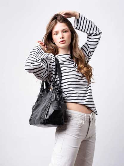 Extra-large capacity vintage-style shoulder bag