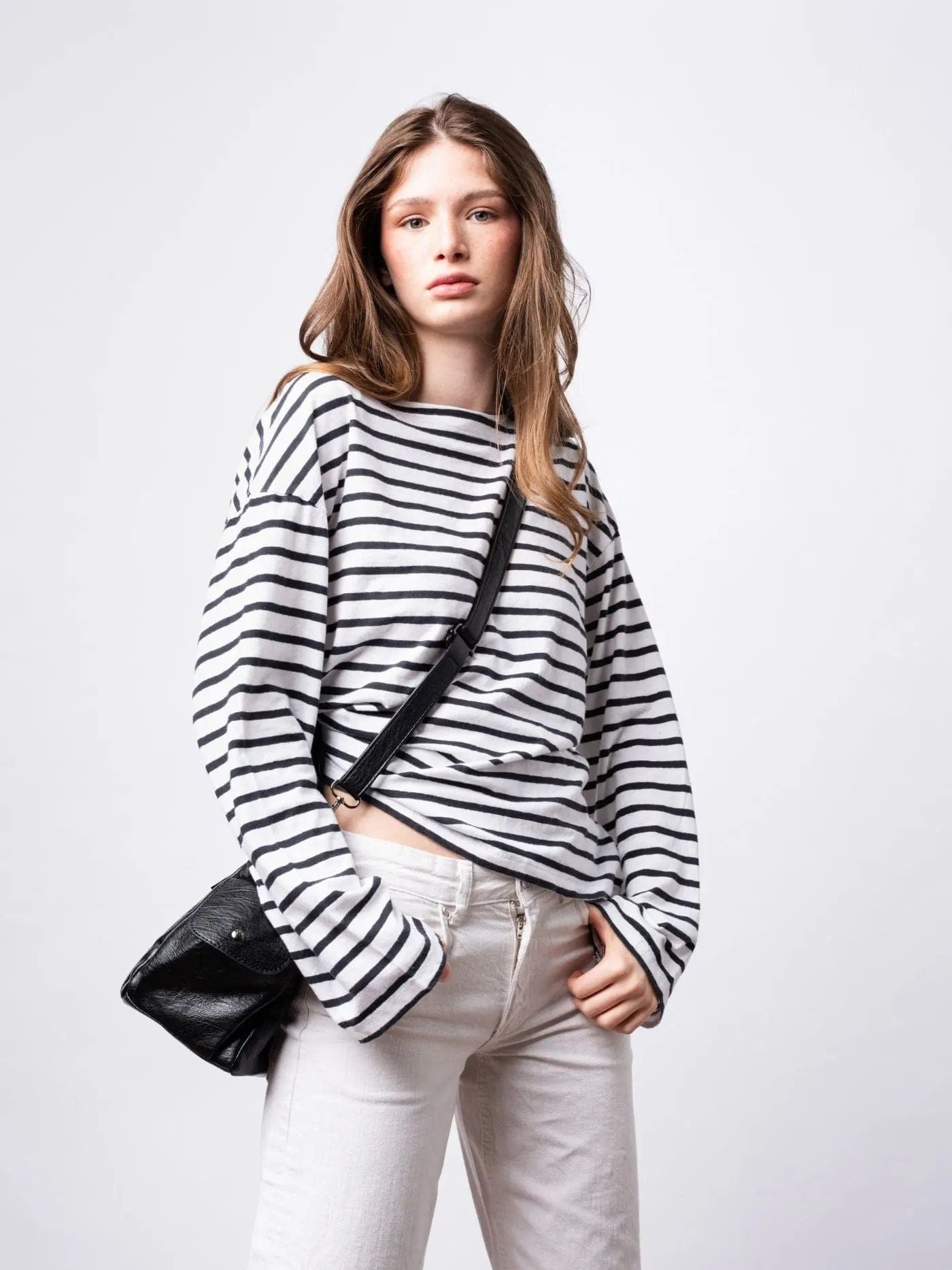 Extra-large capacity vintage-style shoulder bag