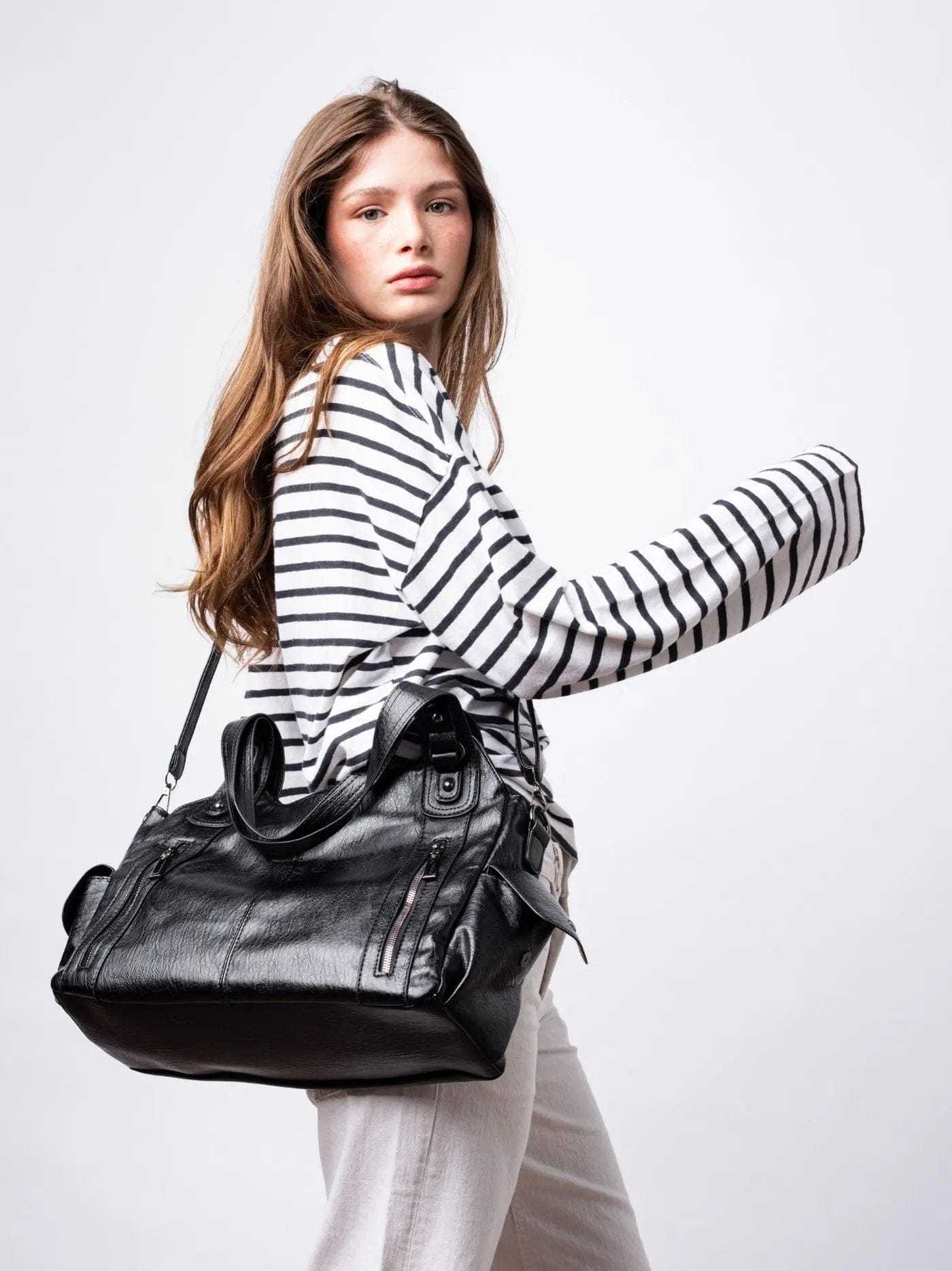 Extra-large capacity vintage-style shoulder bag