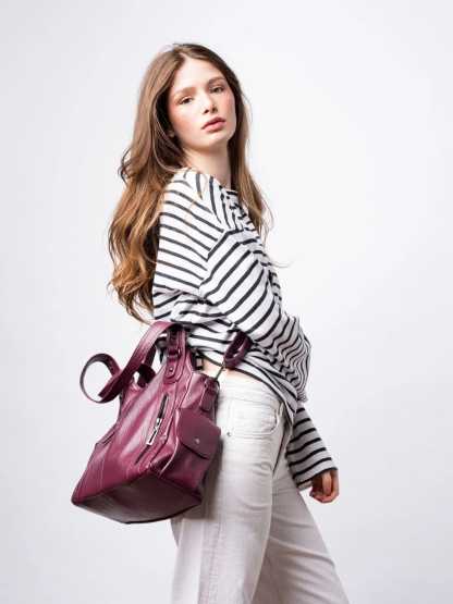 Extra-large capacity vintage-style shoulder bag