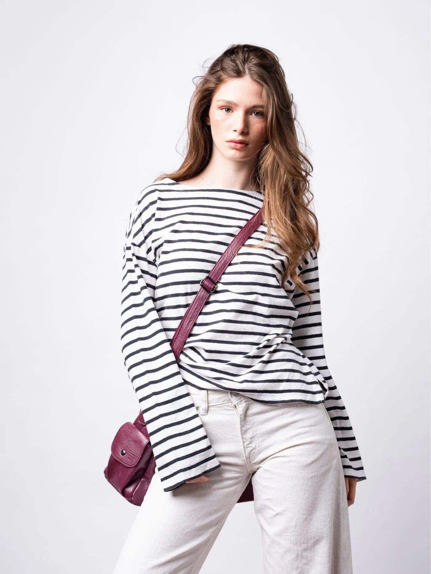 Extra-large capacity vintage-style shoulder bag