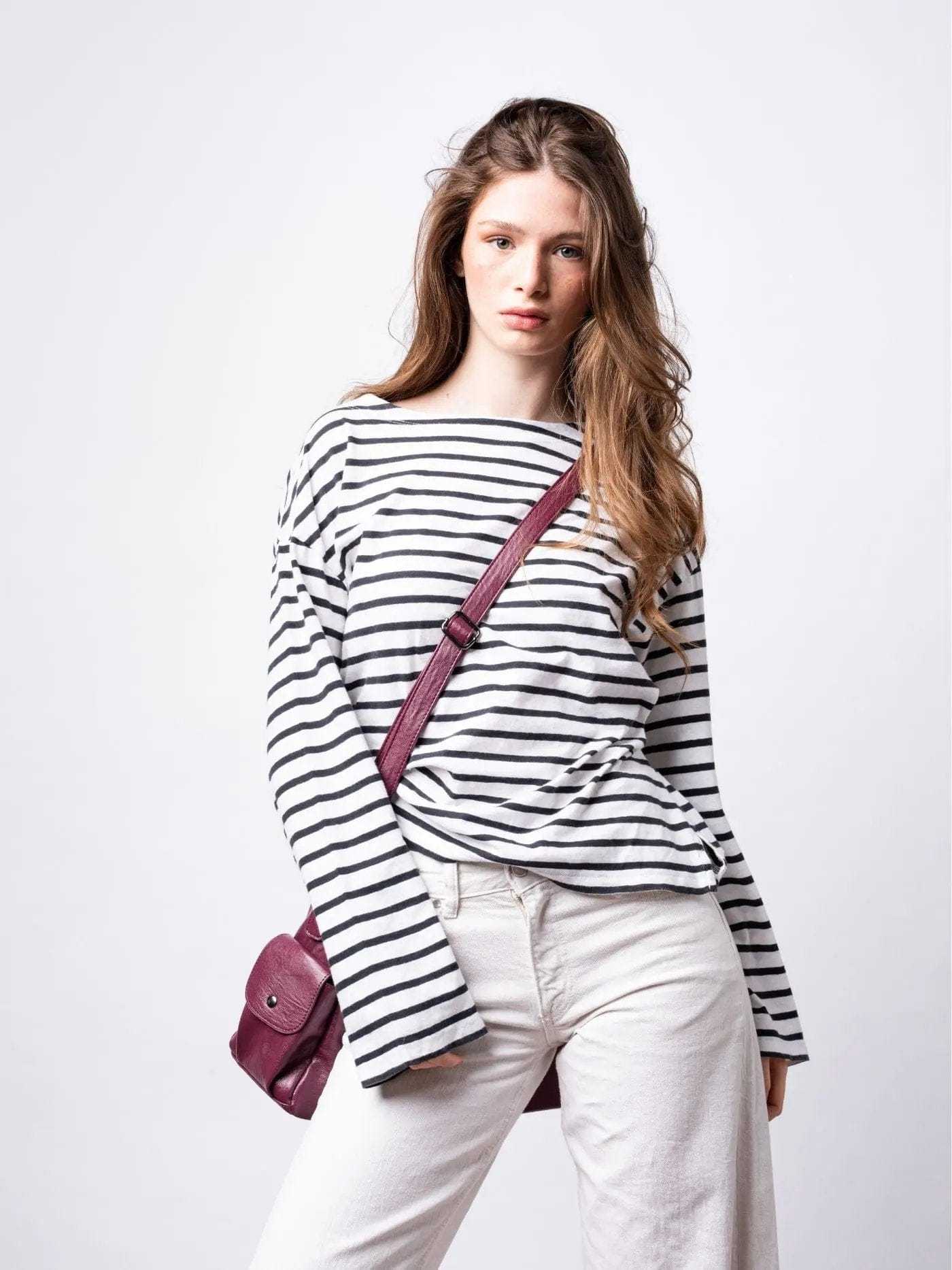 Extra-large capacity vintage-style shoulder bag