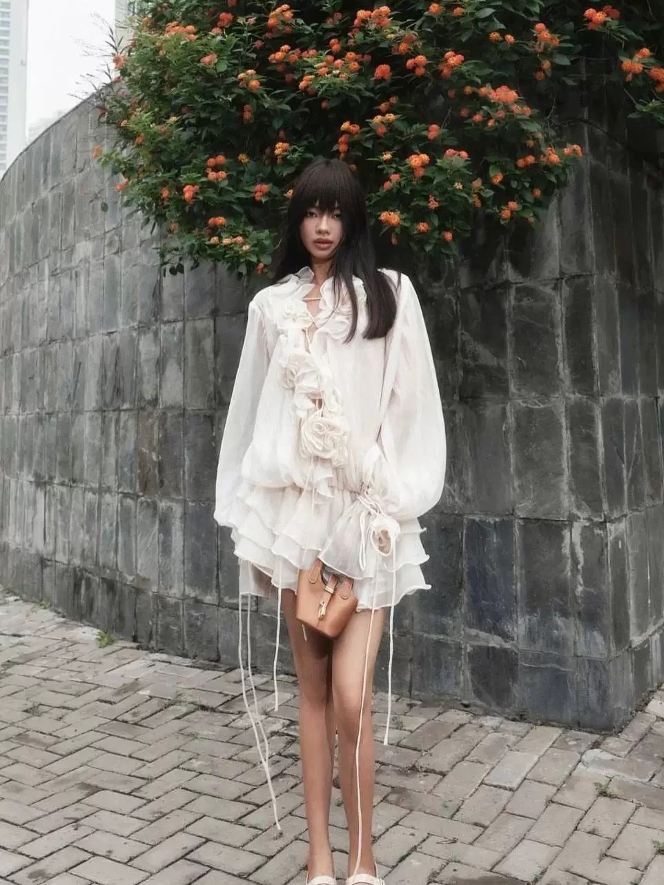 Rochie tridimensională cu mânecă balon decupată cu piept de flori - C303