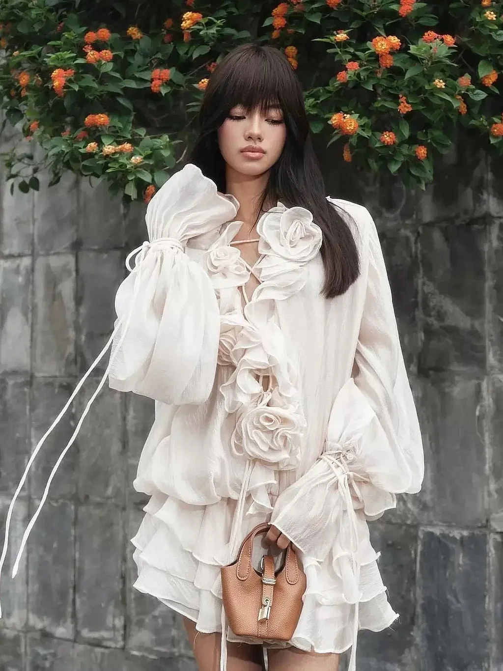 Rochie tridimensională cu mânecă balon decupată cu piept de flori - C303