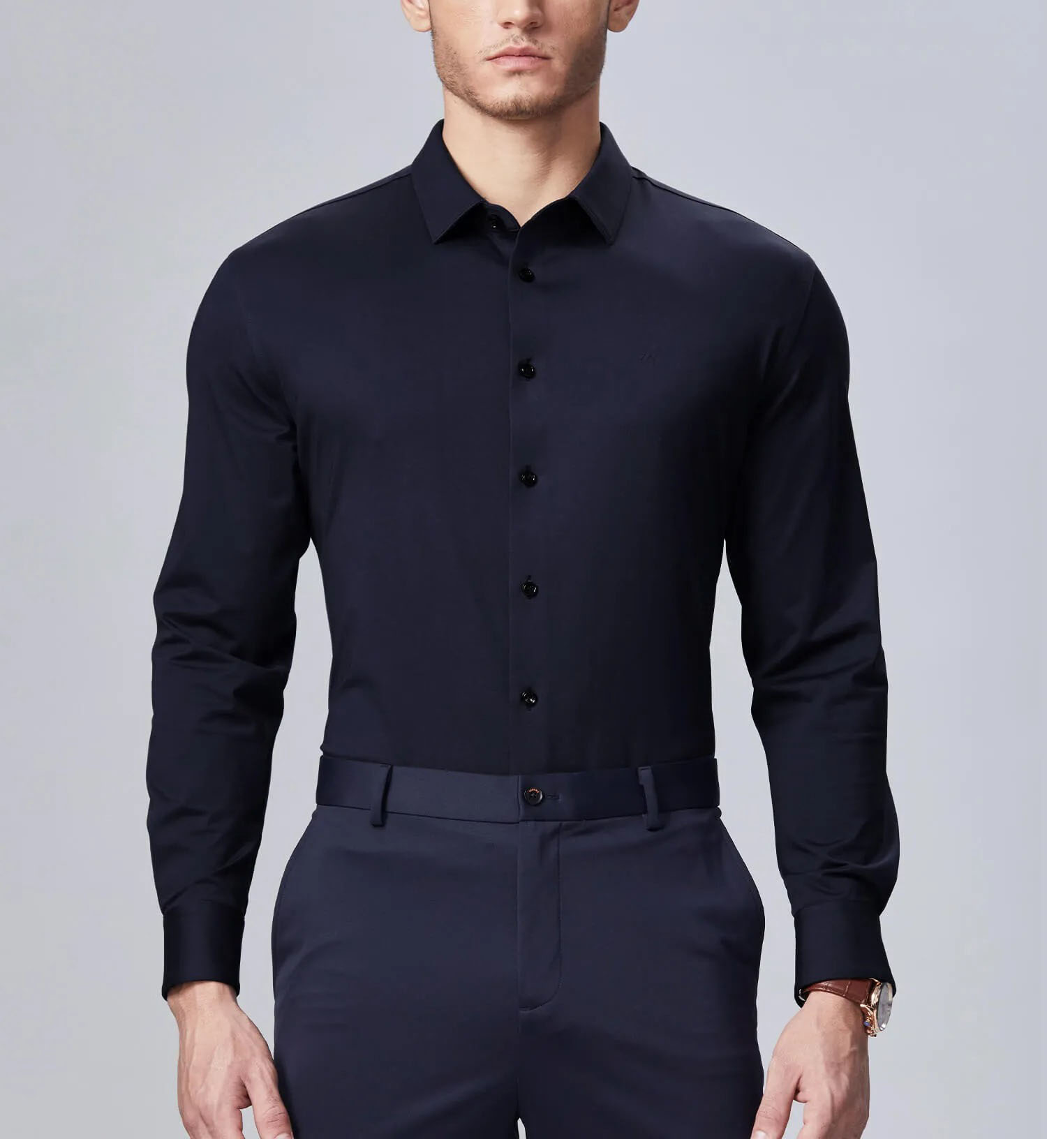 Camicia nera aderente da uomo per l'estate