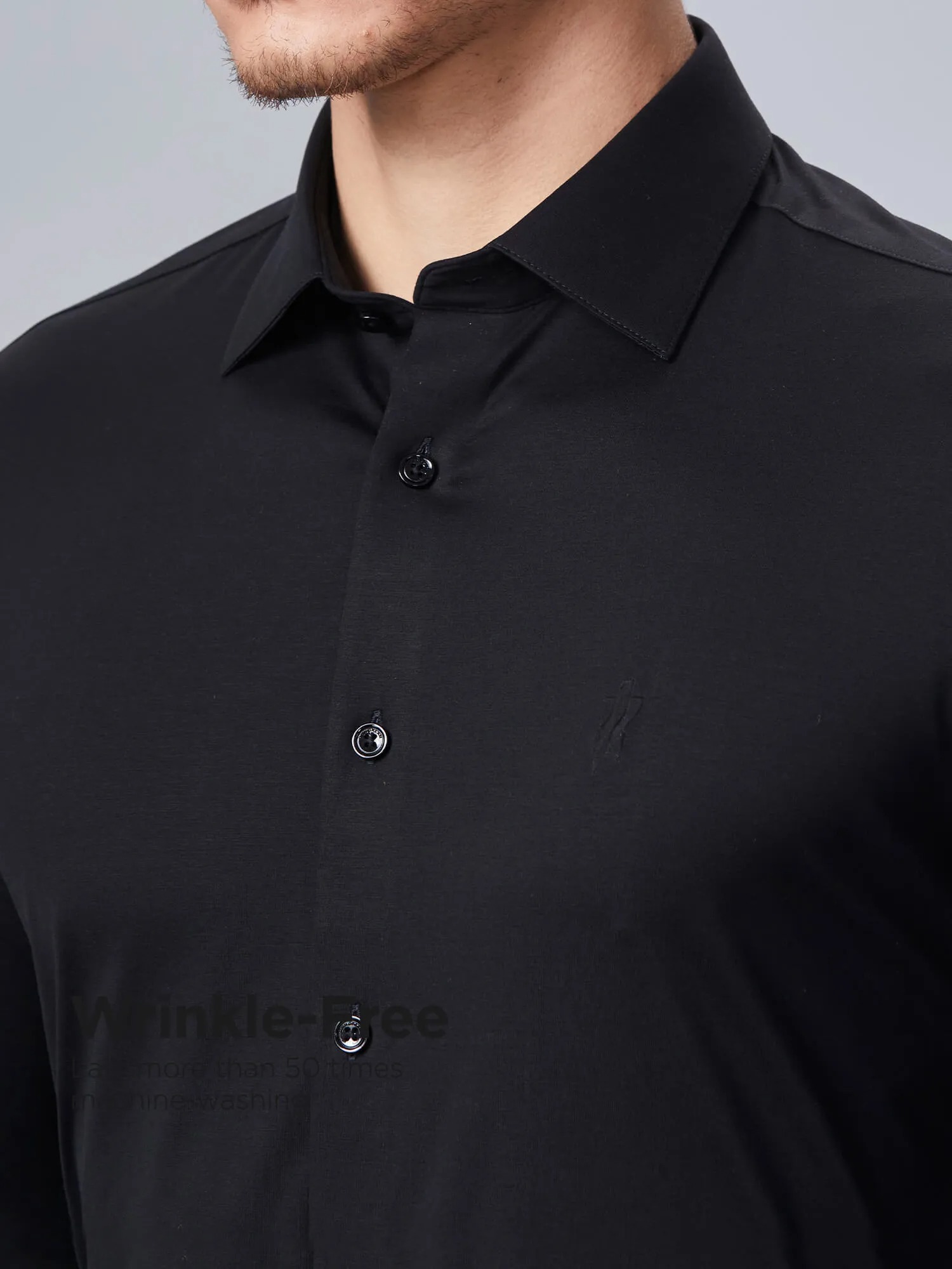 Camisa casuale nera tinta unita per omi
