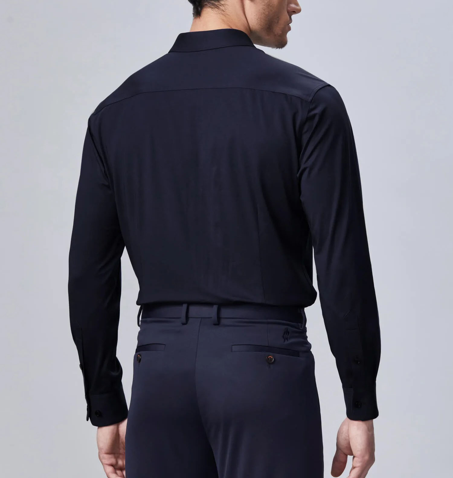 Camicia nera aderente da uomo per l'estate