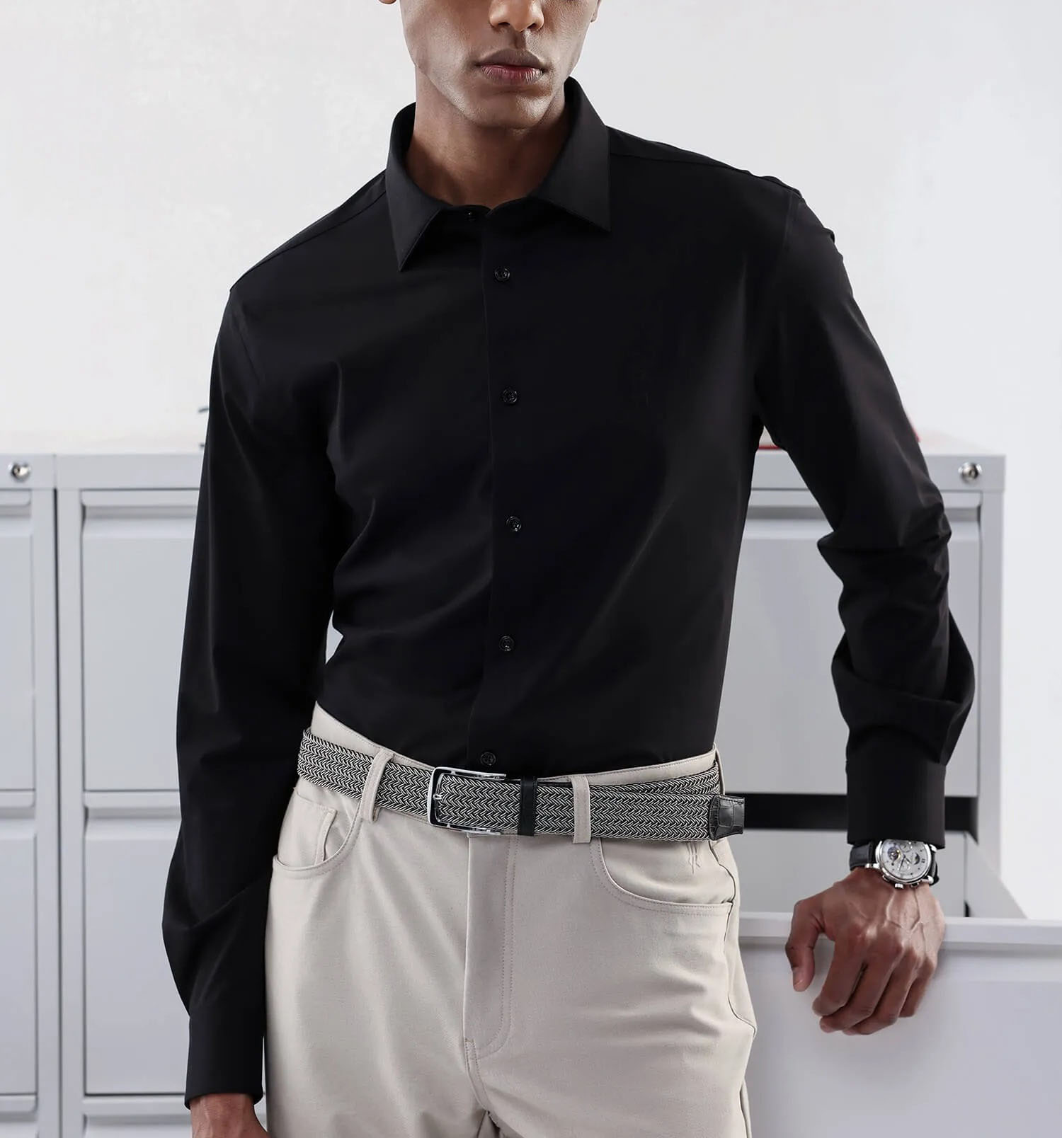 Camisa casuale nera tinta unita per omi