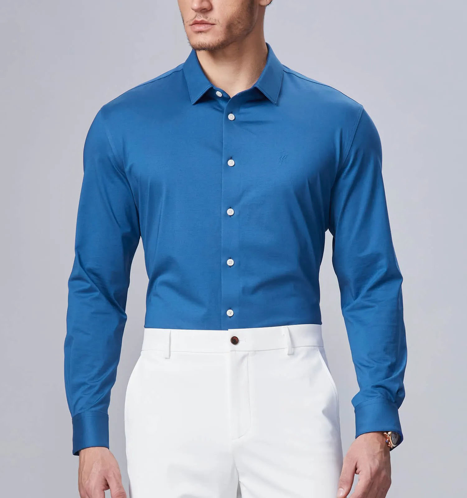 Camicia estiva aderente da uomo di colore blu chiaro