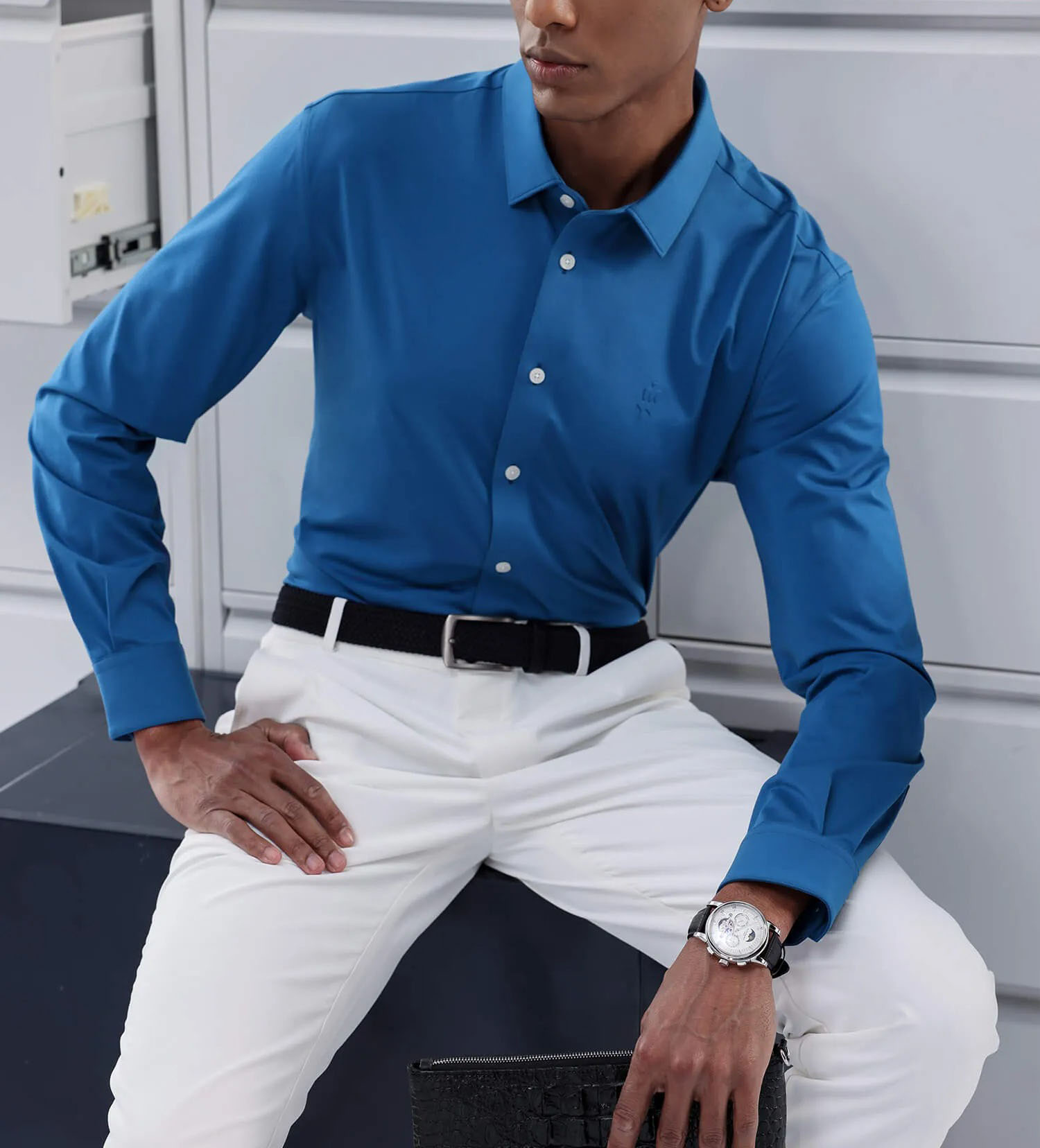 Camicia estiva aderente da uomo di colore blu chiaro