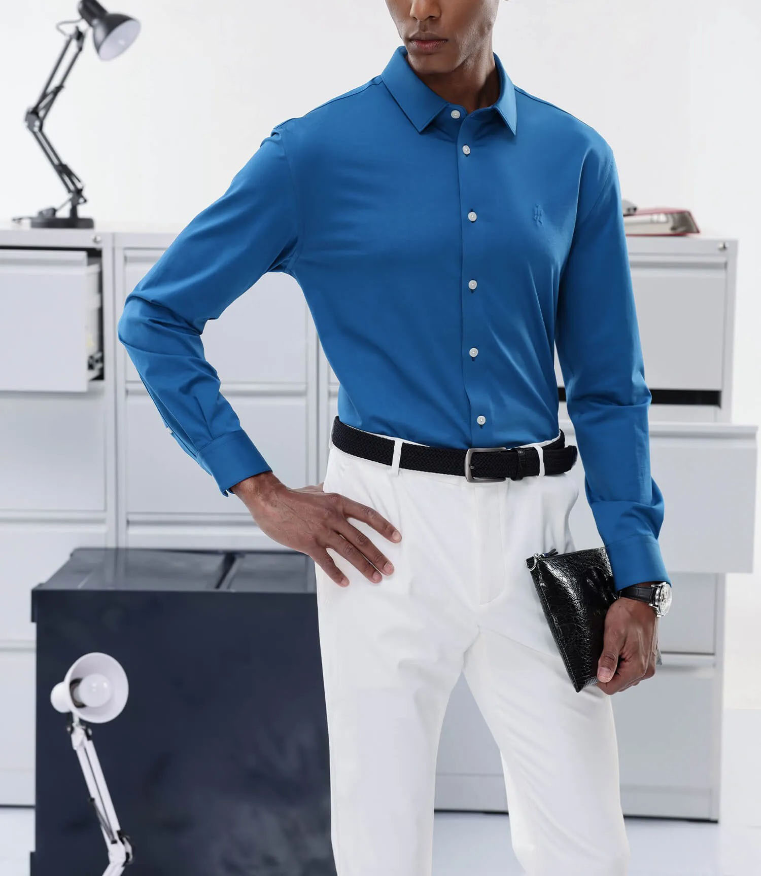 Camicia estiva aderente da uomo di colore blu chiaro